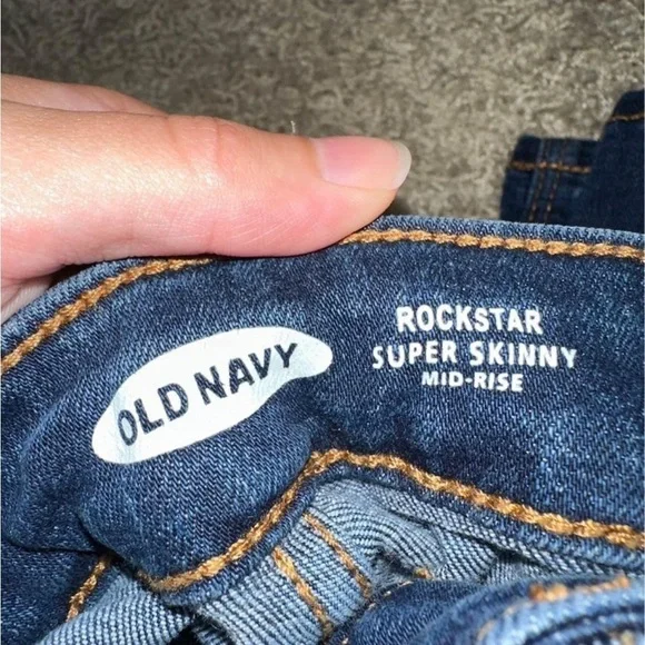 Old Navy Ripped Jeans Size 2 - Picture 2 of 2